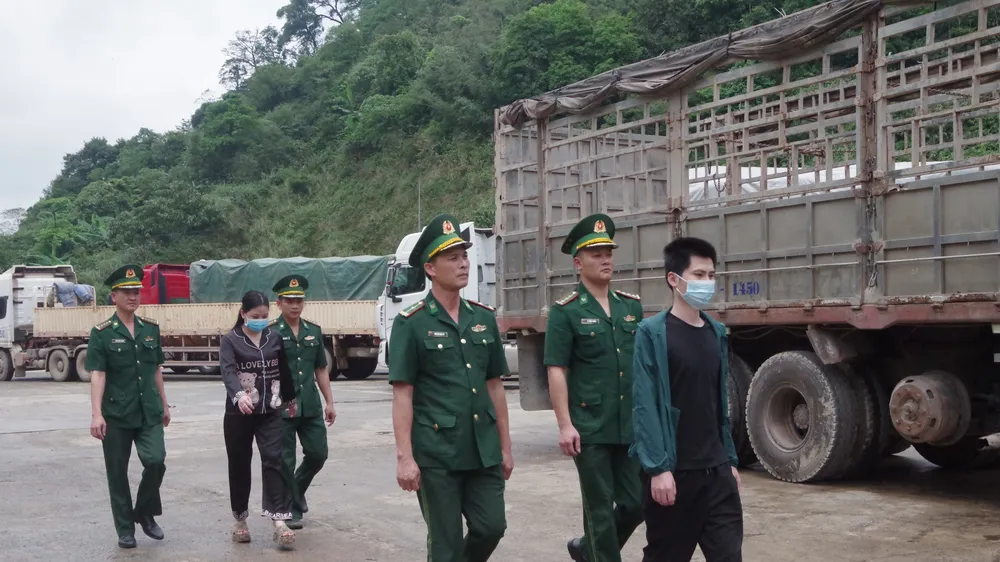 Lực lượng Bộ đội Biên phòng đưa 2 nạn nhân về đến Cửa khẩu quốc tế Cầu Treo an toàn 