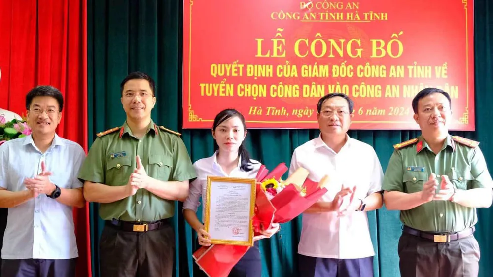 Lãnh đạo Công an tỉnh Hà Tĩnh và huyện Nghi Xuân trao quyết định cho chị Hà Thị Cẩm Tú 