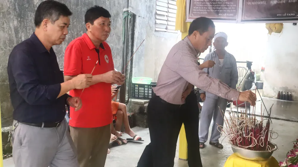 Lãnh đạo huyện Can Lộc thắp hương chia buồn với gia đình nạn nhân N.T.A.