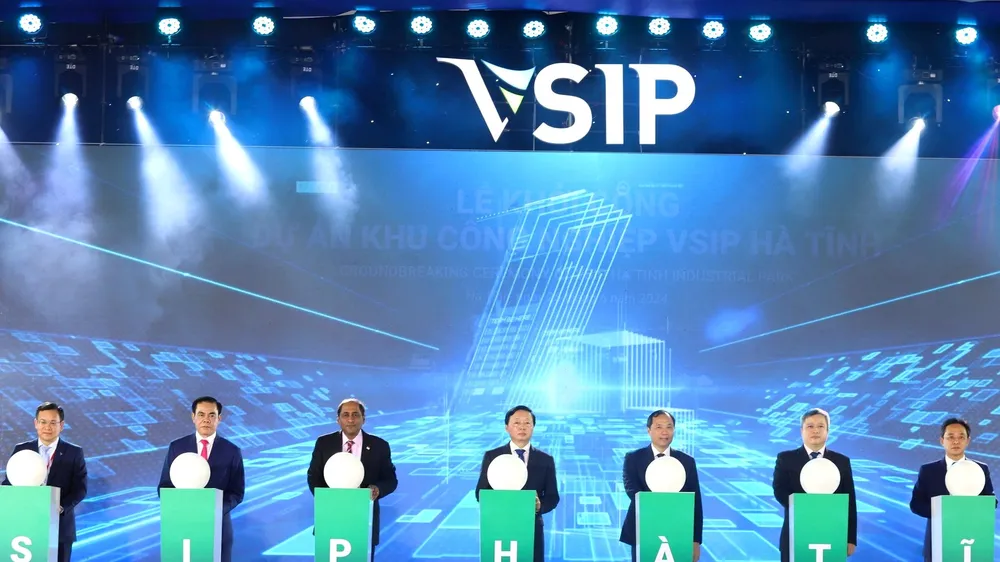 Phó Thủ tướng Chính phủ Trần Hồng Hà và các đại biểu thực hiện nghi thức khởi công dự án 