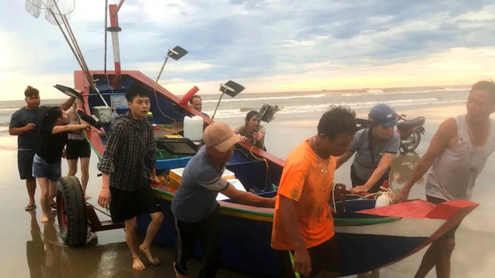 Ngư dân xã Kỳ Phú (huyện Kỳ Anh, Hà Tĩnh) sau chuyến đi biển vào bờ 