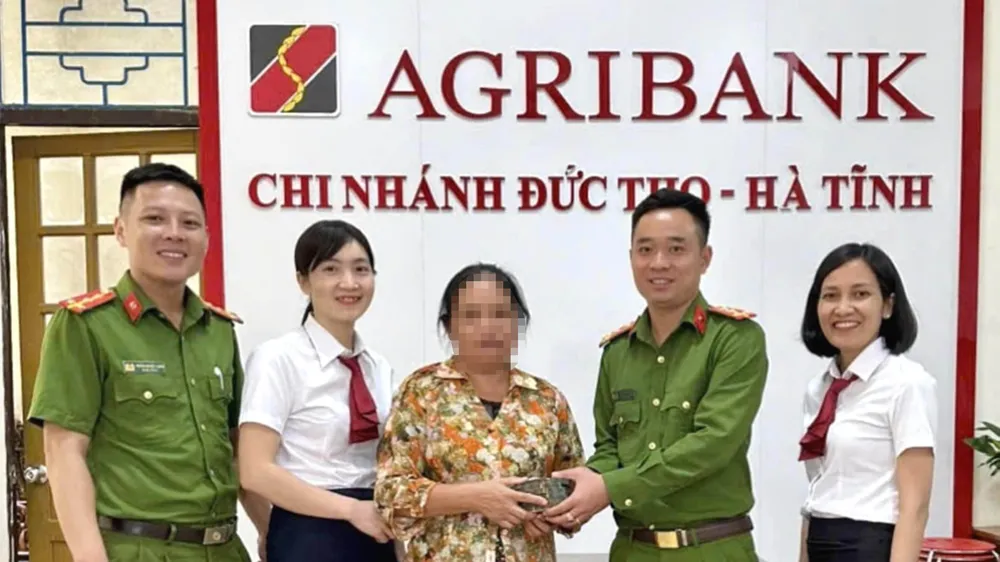 Cán bộ công an và cán bộ ngân hàng đã kịp thời ngăn chặn, giúp bà M., không bị lừa đảo số tiền 250 triệu đồng 