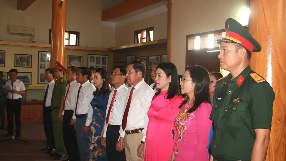 Lãnh đạo huyện Can Lộc tưởng niệm các anh hùng, liệt sĩ tại Nhà tưởng niệm Xô Viết Nghệ Tĩnh