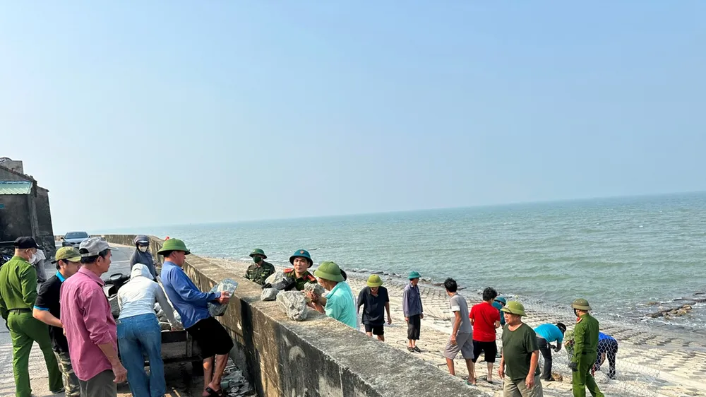 Vận chuyển đá hộc, rọ thép gia cố vị trí sụt lún, sạt lở kè biển Cẩm Nhượng 