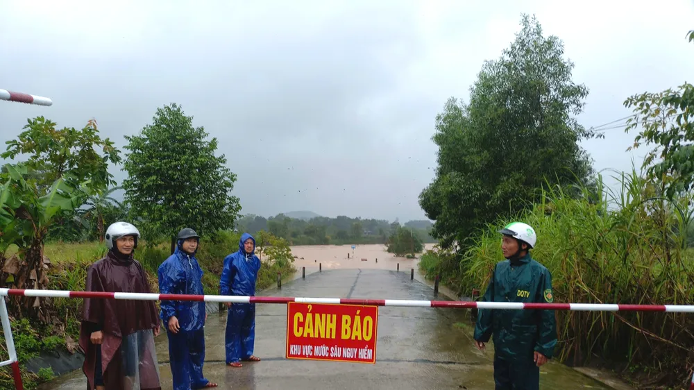 Chính quyền xã Kỳ Sơn lập rào chắn, cử lực lượng trực gác không cho người dân qua cầu Mỹ Thuận