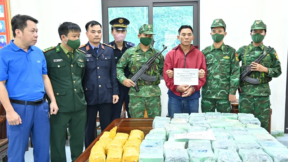 Lực lượng chức năng bắt giữ đối tượng Nguyễn Văn Trung và tang vật