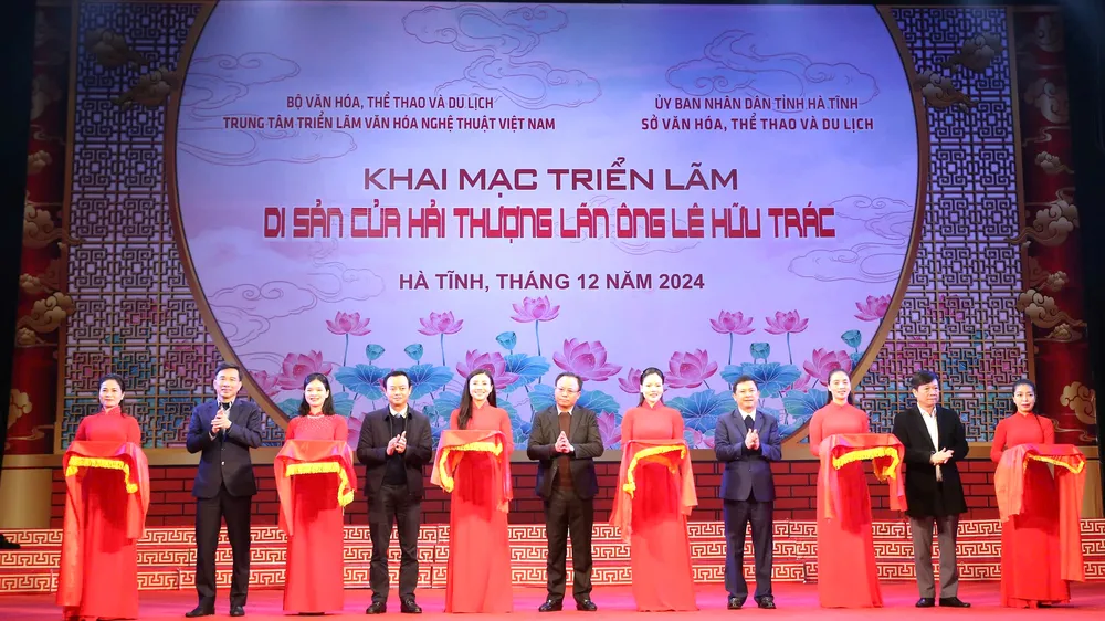 Các đại biểu cắt băng khai mạc triển lãm "Di sản của Hải Thượng Lãn Ông Lê Hữu Trác" 