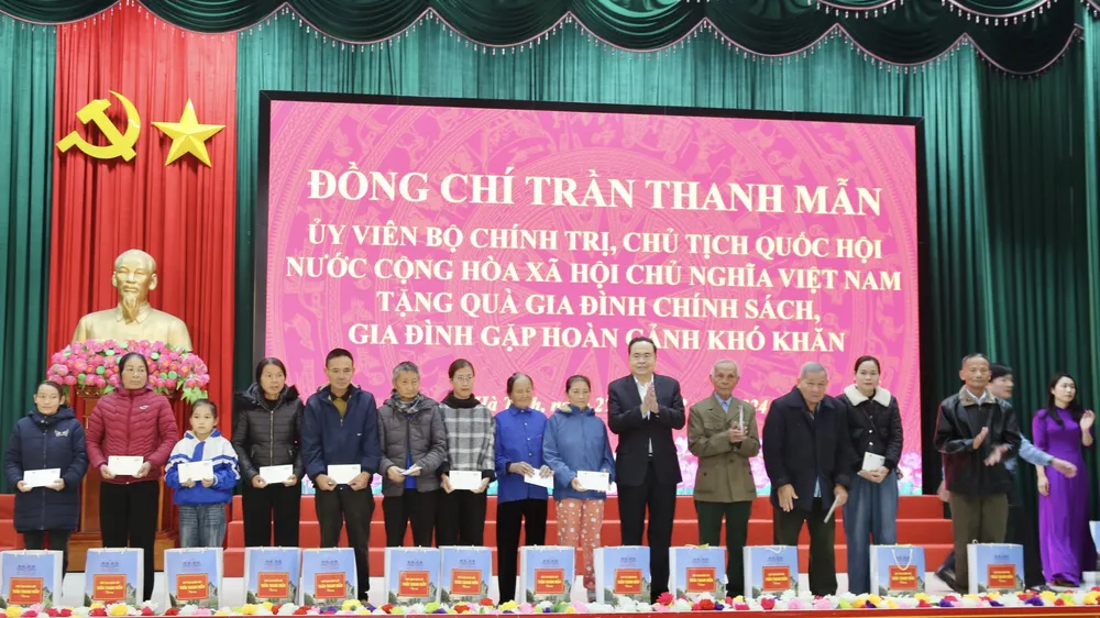 Chủ tịch Quốc hội Trần Thanh Mẫn trao quà cho các gia đình chính sách, gia đình gặp hoàn cảnh khó khăn 