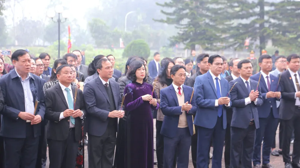 Đoàn dâng hương tưởng niệm Đại danh y Hải Thượng Lãn Ông Lê Hữu Trác