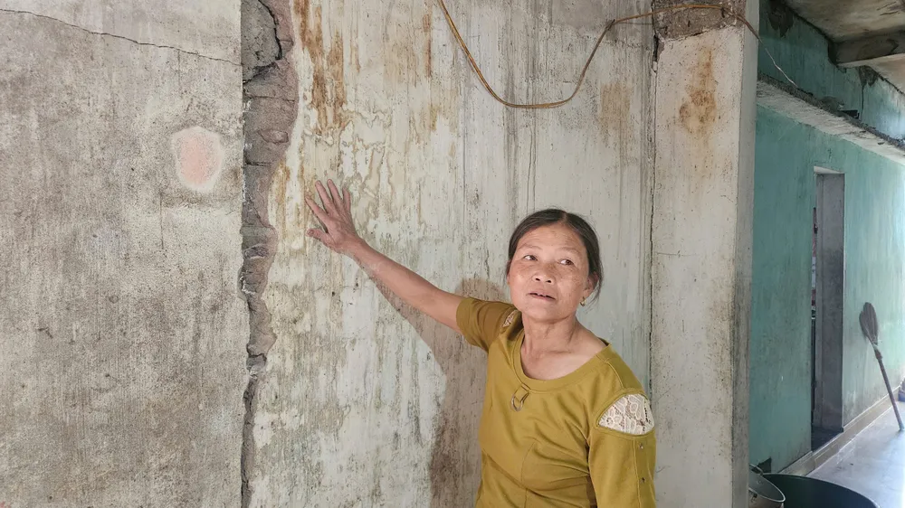 Bà Nguyễn Thị Liễu lo lắng bên những vết nứt tường của ngôi nhà