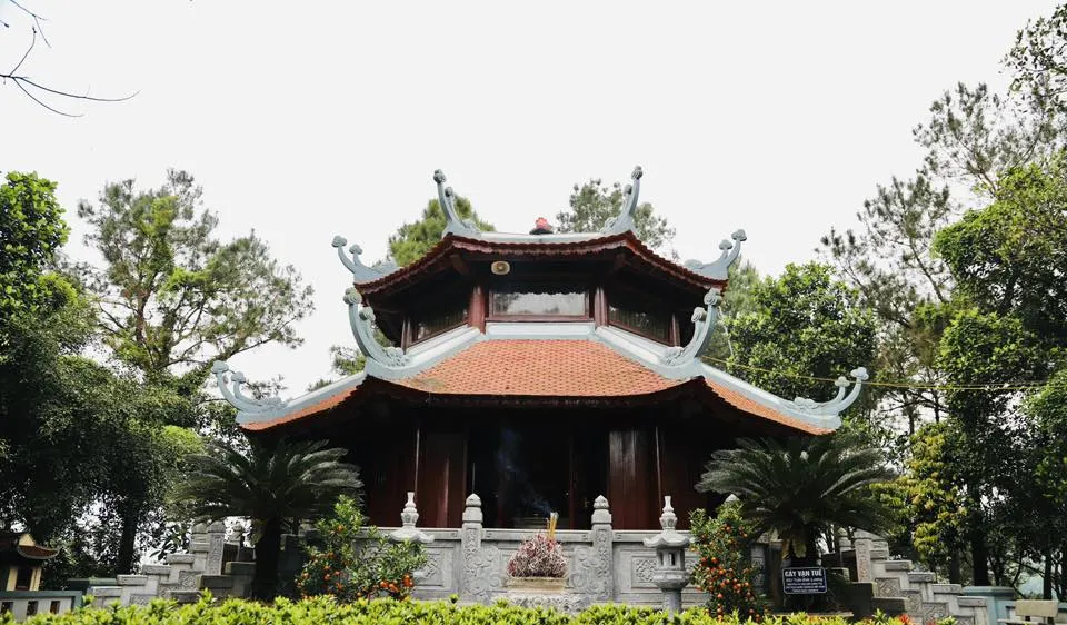 Di tích lịch sử - văn hóa đền thờ cố Tổng Bí thư Lê Duẩn ở khu vực lòng hồ Kẻ Gỗ 