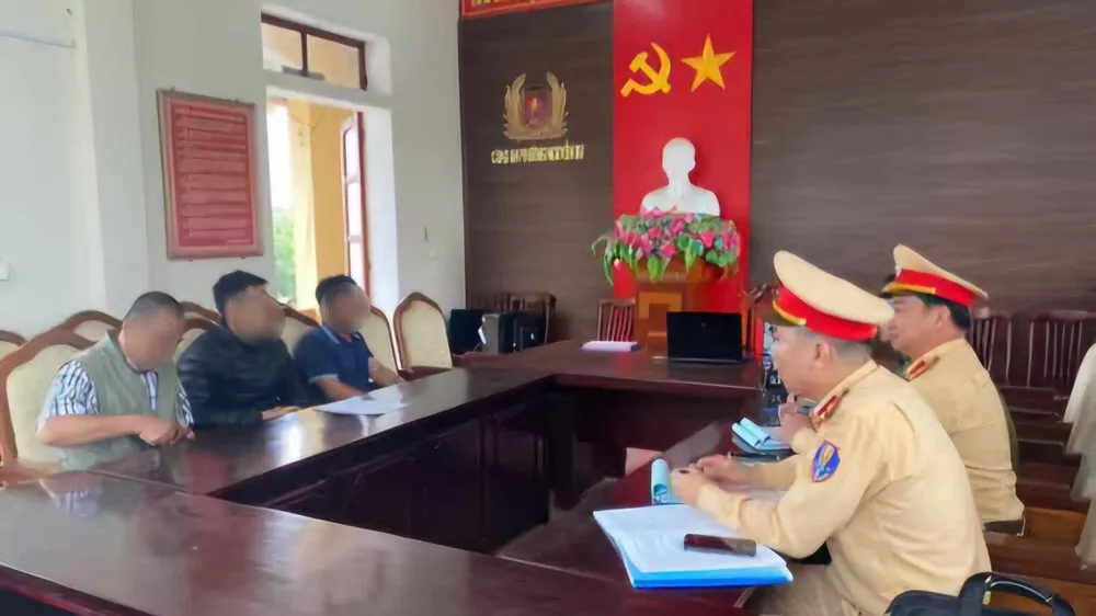 Cơ quan chức năng mời những người liên quan làm việc. Ảnh: Công an Hà Tĩnh 