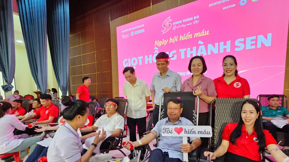 Phó Chủ tịch UBND tỉnh Hà Tĩnh Dương Tất Thắng và các đại biểu tham gia hiến máu 