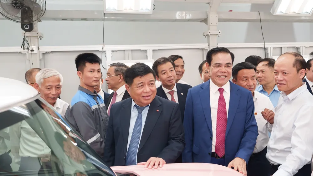 Phó Thủ tướng Chính phủ Nguyễn Chí Dũng cùng các đại biểu tham quan dây chuyền sản xuất tại Nhà máy ô tô điện VinFast Hà Tĩnh