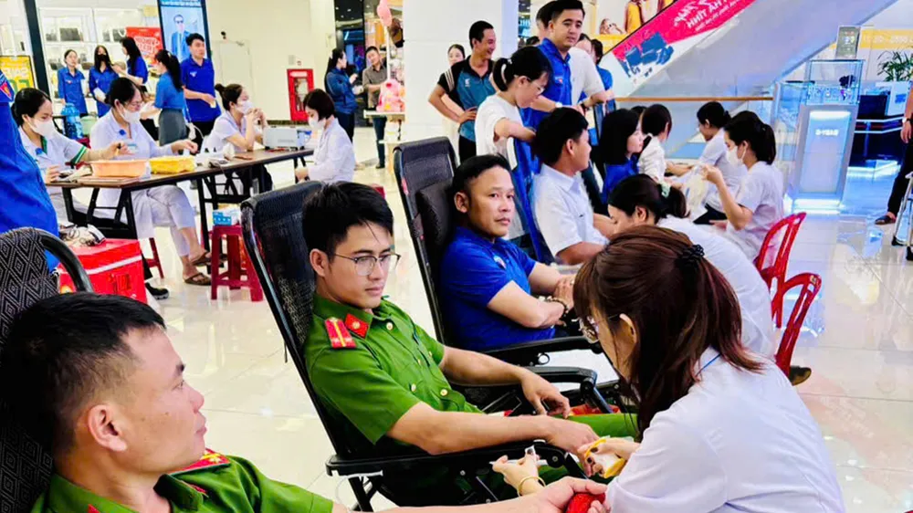 Các tình nguyện viên tham gia hiến máu 