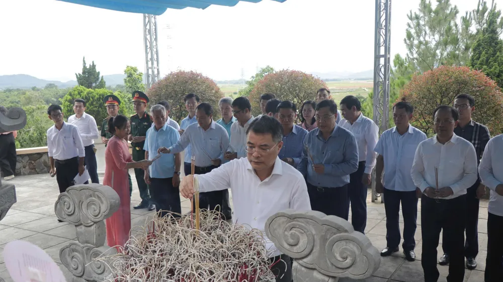 Đồng chí Lê Minh Hưng, Ủy viên Bộ Chính trị, Bí thư Trung ương Đảng, Trưởng Ban Tổ chức Trung ương cùng các thành viên trong đoàn công tác dâng hương tại Khu di tích cố Tổng Bí thư Trần Phú 