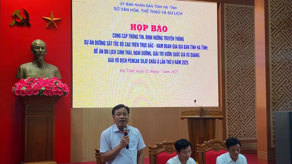 Lãnh đạo các Sở VH-TT-DL tỉnh Hà Tĩnh, NN-MT, Xây dựng chủ trì buổi họp báo 
