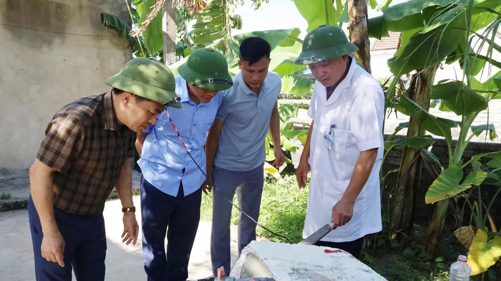 Lãnh đạo Trung tâm Kiểm soát bệnh tật tỉnh Hà Tĩnh trực tiếp giám sát và chỉ đạo công tác phòng, chống dịch sốt xuất huyết tại phường Sông Trí
