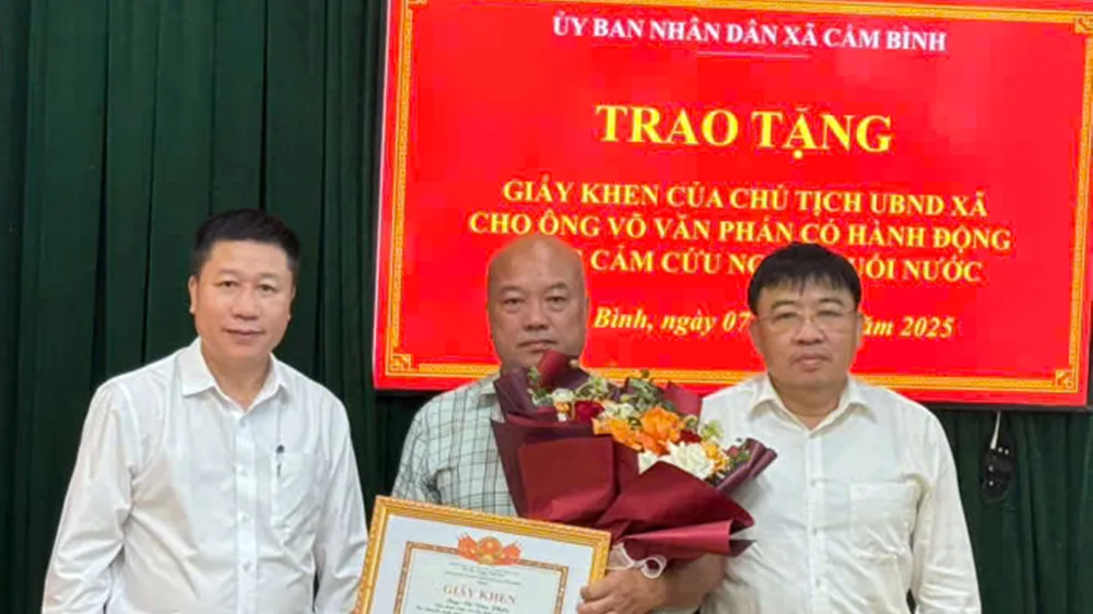 Trao tặng giấy khen của Chủ tịch UBND xã Cẩm Bình cho ông Võ Văn Phấn