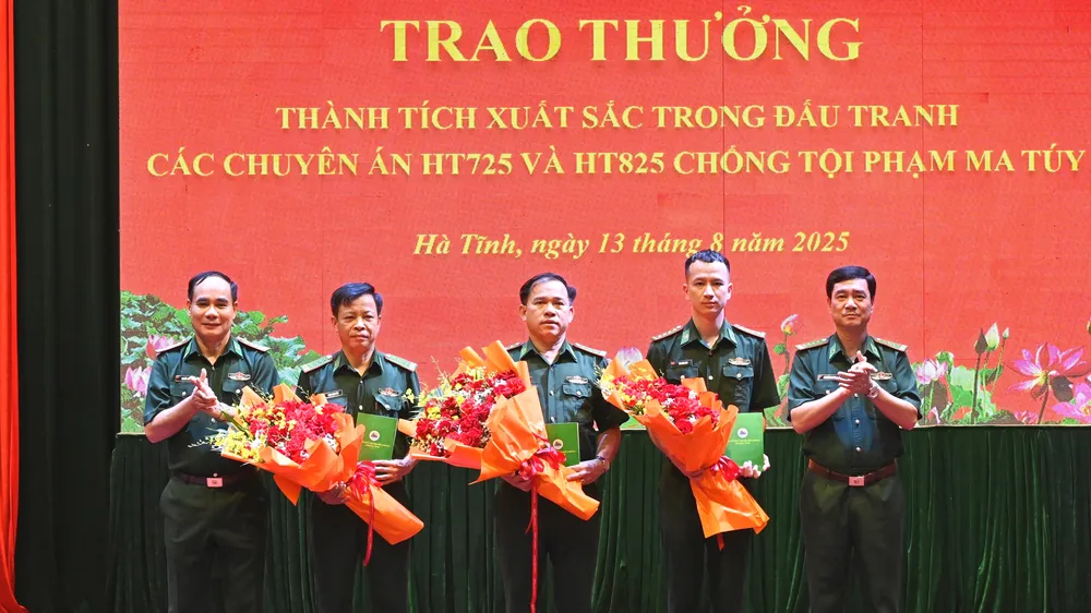 Lãnh đạo Ban Chỉ huy Bộ đội Biên phòng tỉnh Hà Tĩnh trao thưởng cho 3 tập thể có thành tích xuất sắc trong đấu tranh thắng lợi 2 chuyên án HT725 và HT825 