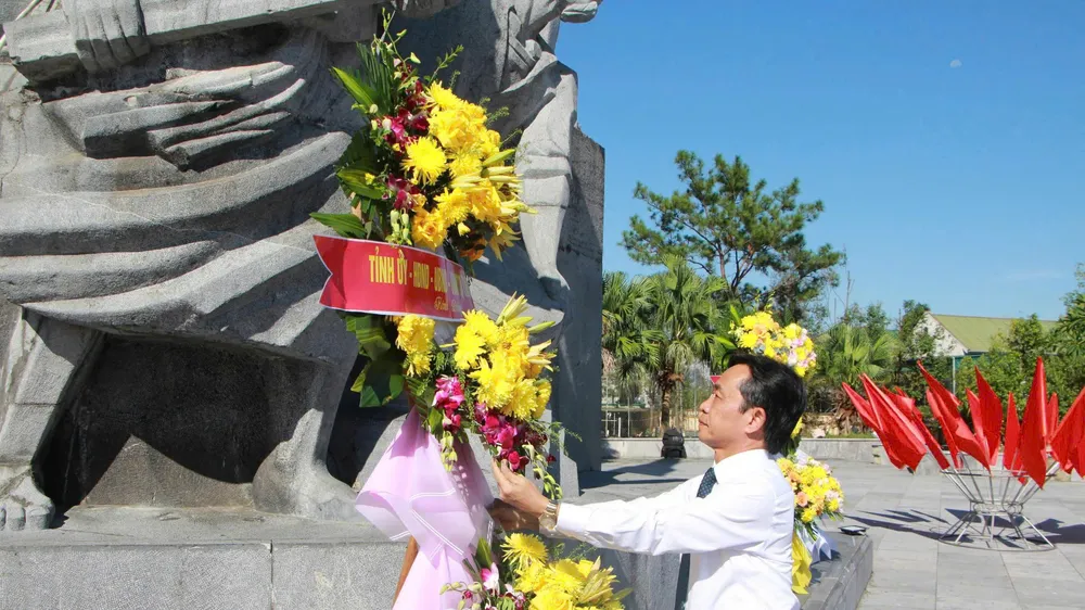 Phó Bí thư Thường trực Tỉnh ủy Hà Tĩnh Trần Thế Dũng đặt vòng hoa tại Tượng đài Xô Viết Nghệ Tĩnh