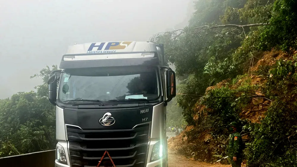 Quốc lộ 8A đã thông suốt trở lại sau thời gian bị ách tắc do sạt lở