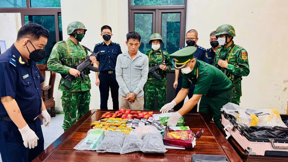 Lực lượng chức năng kiểm tra tang vật thu giữ 