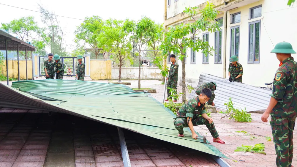 Cán bộ, chiến sĩ Trung đoàn 841 (Bộ Chỉ huy Quân sự tỉnh Hà Tĩnh) giúp các trường học khắc phục hậu quả bão số 10