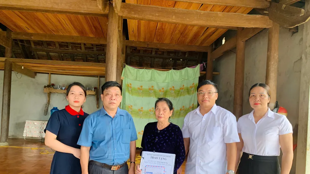 Lãnh đạo xã Hương Xuân trao 8,2 triệu đồng của bạn đọc Báo SGGP hỗ trợ bà Đinh Thị Dung 