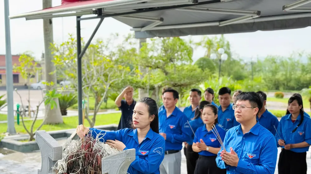 Tuổi trẻ tỉnh Hà Tĩnh thành kính dâng hương tưởng niệm Anh hùng liệt sĩ Lý Tự Trọng 