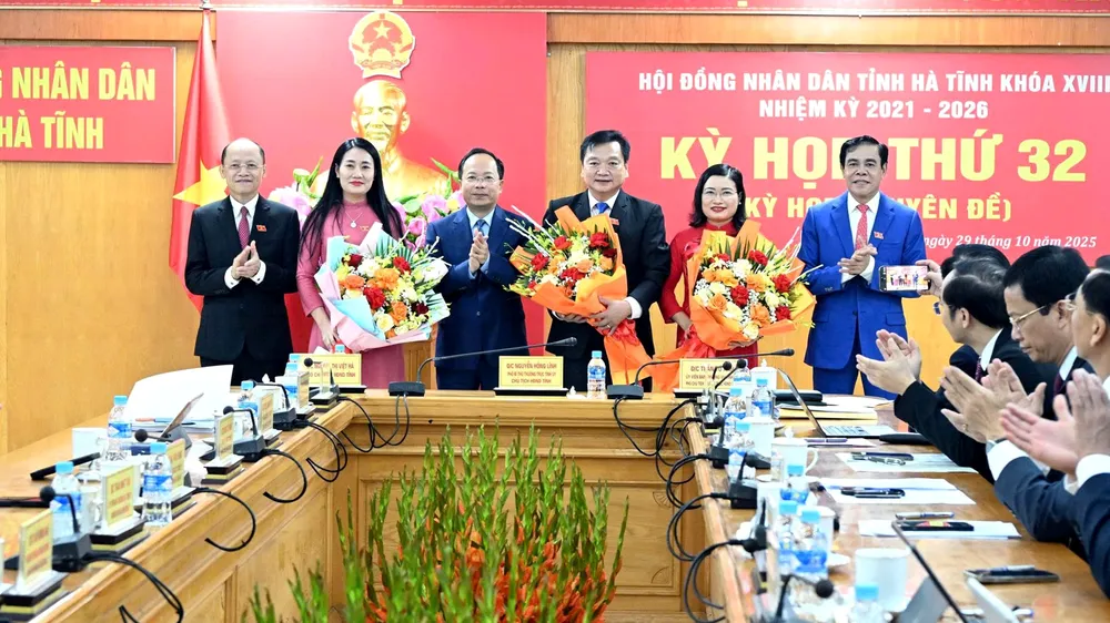 Bí thư Tỉnh ủy Nguyễn Duy Lâm, Phó Bí thư Thường trực Tỉnh ủy Nguyễn Hồng Lĩnh và Chủ tịch UBND tỉnh Võ Trọng Hải tặng hoa chúc mừng Bí thư Đảng ủy, Chủ tịch HĐND xã Thượng Đức Nguyễn Thị Việt Hà giữ chức Phó Chủ tịch HĐND tỉnh; Bí thư Đảng ủy, Chủ tịch HĐND xã Kỳ Xuân Hồ Huy Thành và Giám đốc Sở GD-ĐT Nguyễn Thị Nguyệt giữ chức Phó Chủ tịch UBND tỉnh