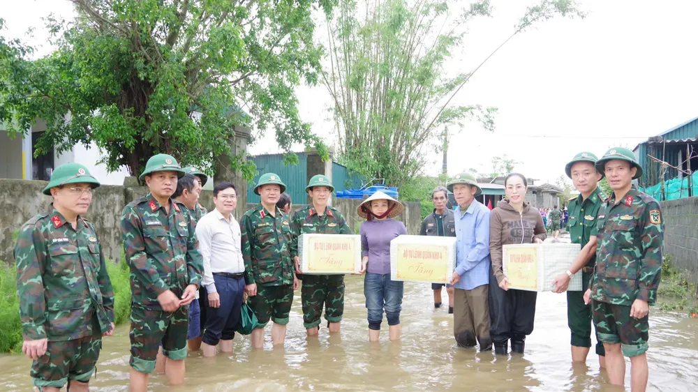 Đoàn công tác Quân khu 4 trao hỗ trợ cho các lực lượng cứu hộ và bà con nhân dân phường Vũng Áng 
