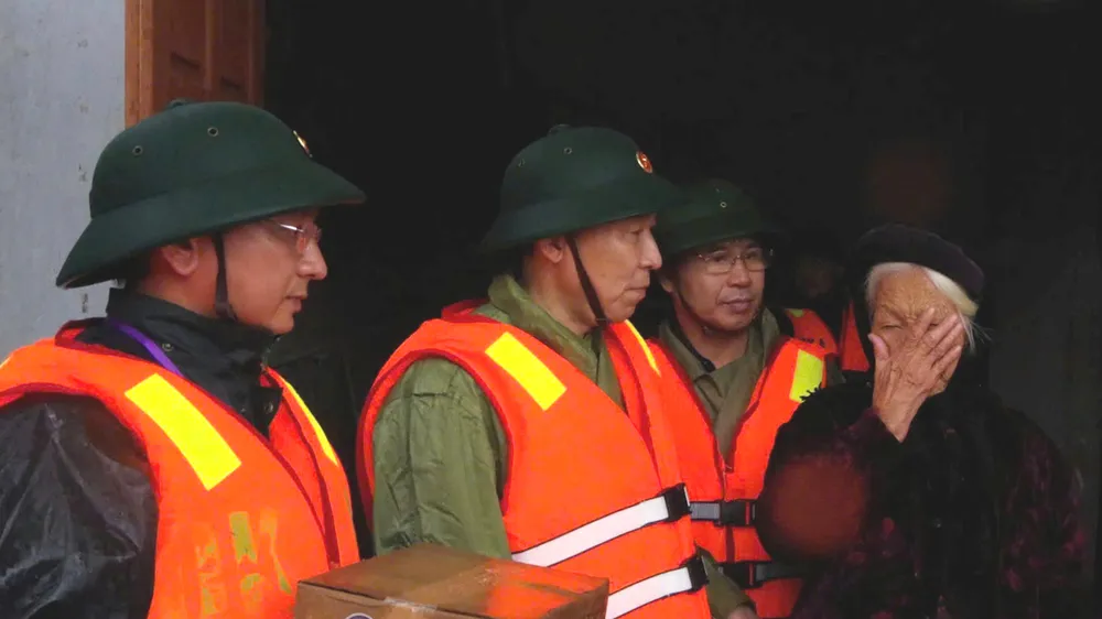 Đại Tá Võ Quang Thiện, Phó Bí thư Thường trực Đảng ủy, Chính ủy Bộ Chỉ huy Quân sự tỉnh Hà Tĩnh đến thăm hỏi, tặng quà động viên các hộ dân trong vùng ngập lụt