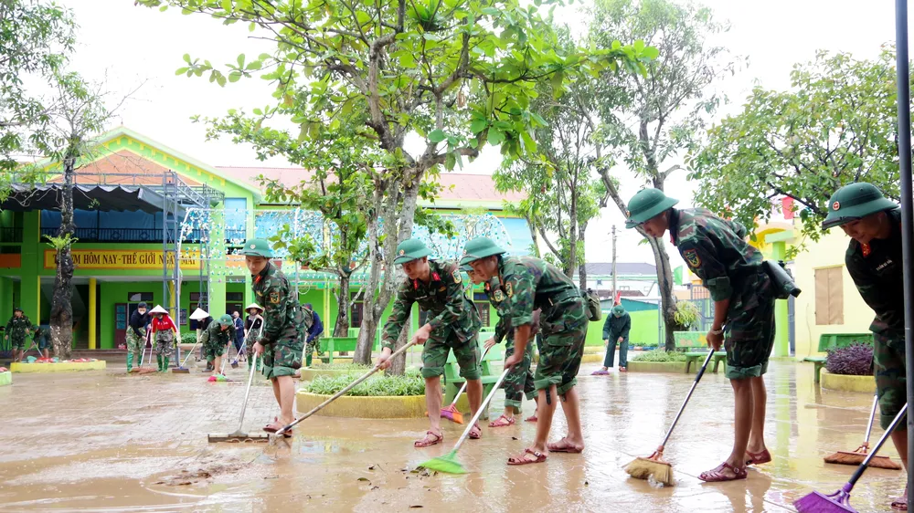 Lực lượng vũ trang Hà Tĩnh giúp các trường học ở vùng lũ dọn dẹp bùn đất, vệ sinh môi trường để sớm đón học sinh trở lại lớp 