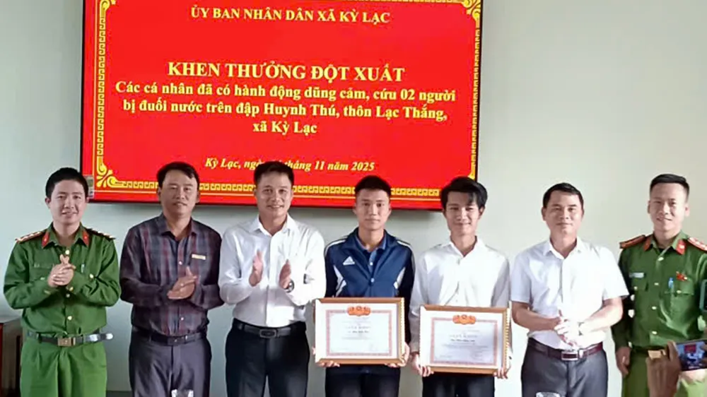 Lãnh đạo xã Kỳ Lạc và công an xã trao giấy khen cho 2 trong số 3 cá nhân 