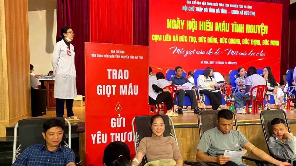 Các tình nguyện viên tham gia hiến máu 