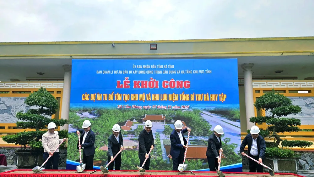 Các đại biểu tiến hành nghi thức khởi công