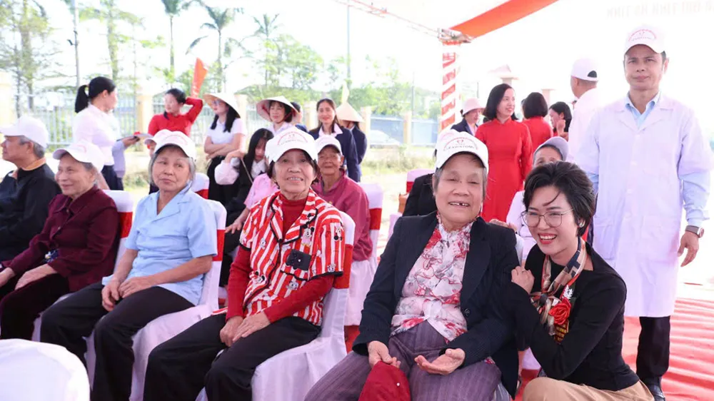 Tại lễ khởi công, nhiều người dân phấn khởi chờ đợi ngôi nhà mới sớm hoàn thành 