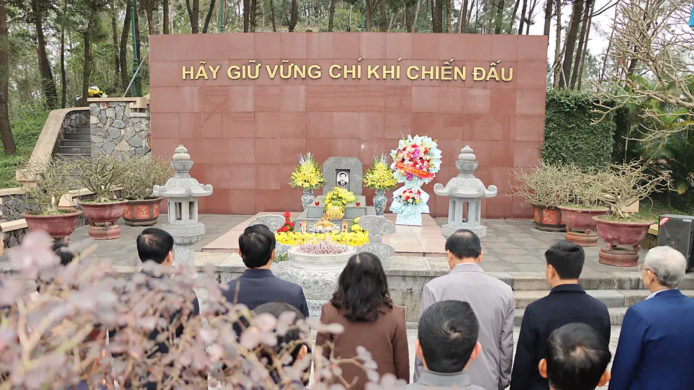 Lãnh đạo tỉnh Hà Tĩnh và các đại biểu dâng hương tại khu mộ Tổng Bí thư Trần Phú