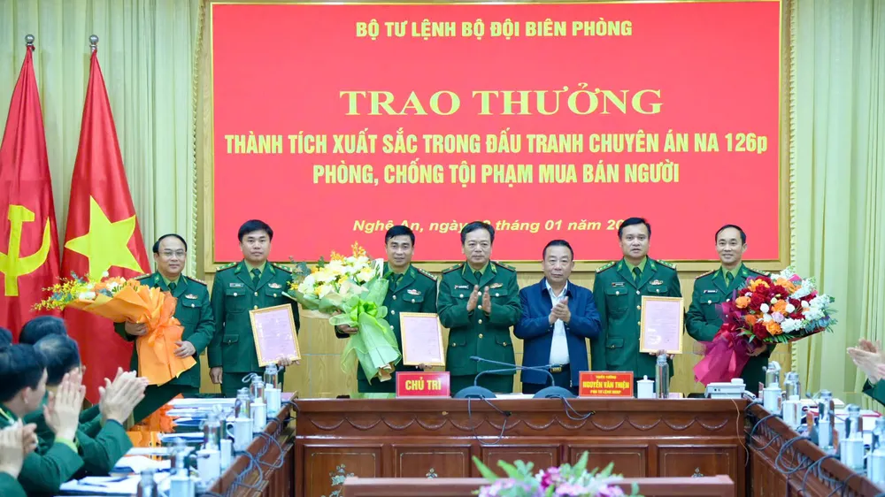 Lãnh đạo Bộ Tư lệnh Bộ đội Biên phòng và tỉnh Nghệ An trao thưởng, tặng hoa các tập thể có thành tích xuất sắc trong đấu tranh, triệt phá thành công chuyên án NA126p