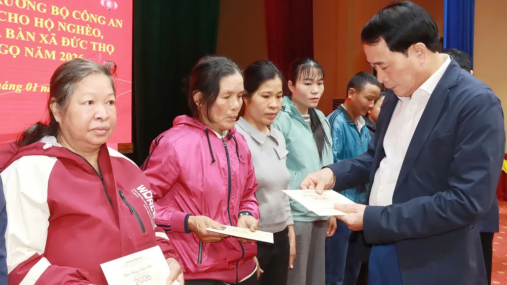 Thứ trưởng Lê Quốc Hùng trao quà tặng người dân gặp hoàn cảnh khó khăn ở xã Đức Thọ