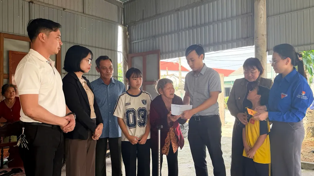 Lãnh đạo Đảng ủy xã Thiên Cầm trao 7 triệu đồng của bạn đọc Báo SGGP đến người thân của anh Lê Minh Trung