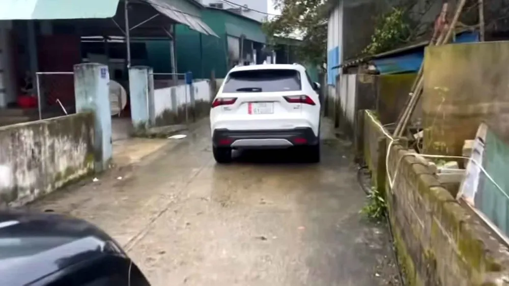 Ô tô 38A-61.xxx. đậu chiếm gần hết lối đi. Ảnh: Cắt từ video
