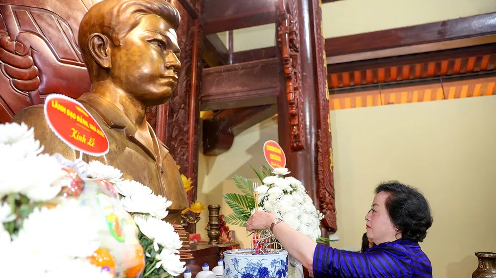 Phó Thủ tướng Phạm Thị Thanh Trà dâng hương Anh hùng liệt sĩ Lý Tự Trọng