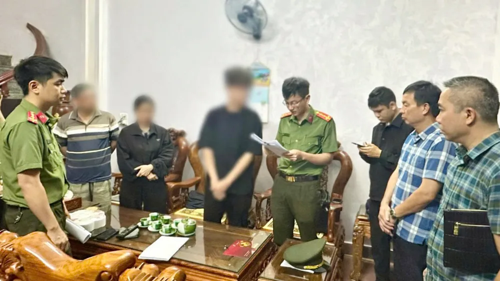 Cơ quan An ninh điều tra Công an tỉnh Thanh Hóa tiến hành khám xét tại nhà N.V.X. (tên nhân vật đã được thay đổi). Ảnh: CÔNG AN THANH HÓA