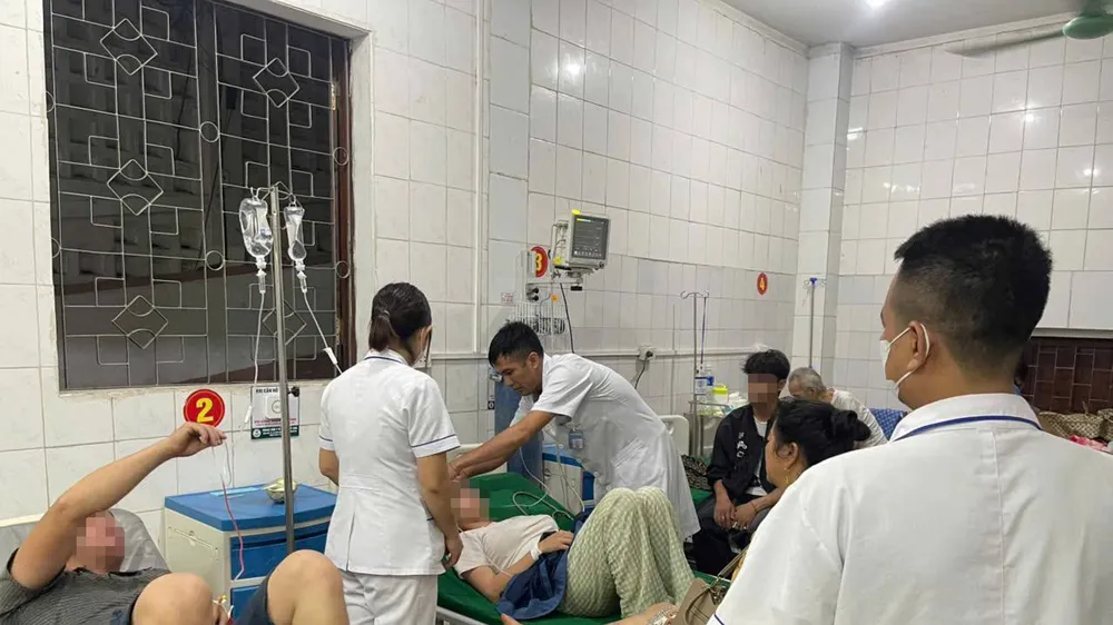 Ngay sau tiếp nhận, các y, bác sĩ khẩn trương cấp cứu, truyền dịch, theo dõi sát