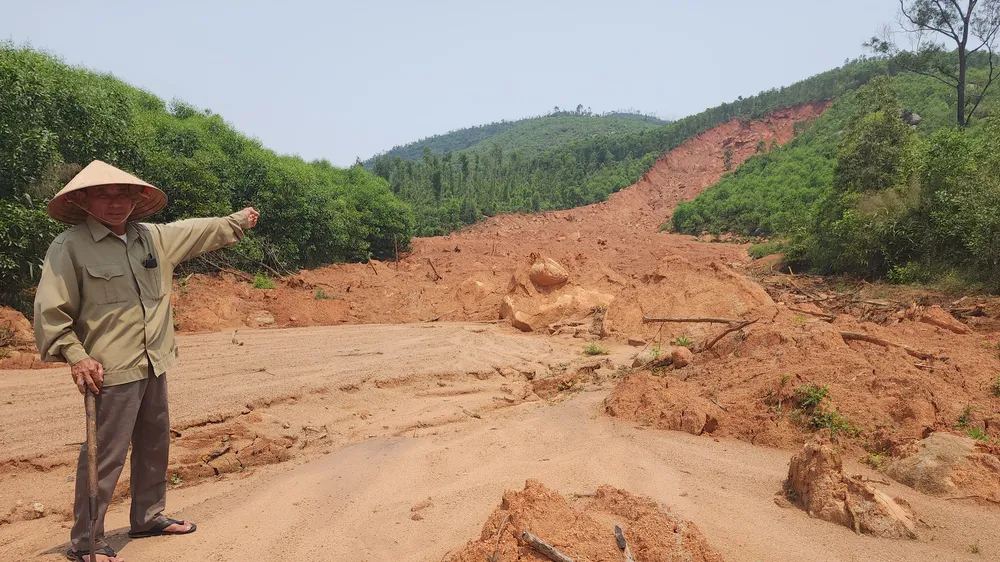 Ông Phạm Văn Thuận tại khu vực sạt lở dưới chân núi Động Thạch