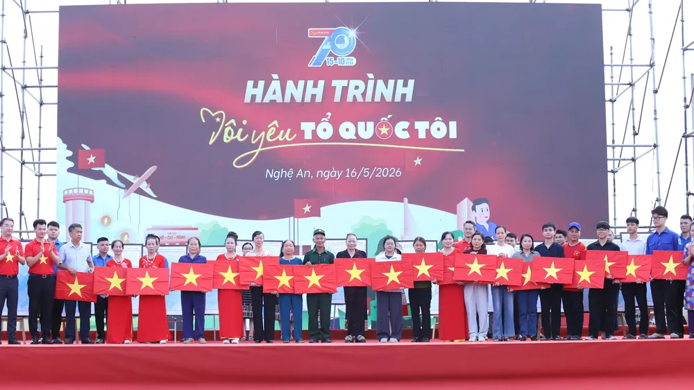 Trao tặng cờ Tổ quốc tới người dân tại lễ khởi động hành trình