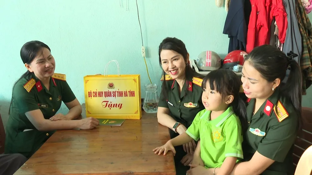 Hội Phụ nữ Bộ CHQS tỉnh Hà Tĩnh động viên, tặng quà, nhận đỡ đầu cháu Trần Thị Khánh Ngọc (sinh năm 2022, trú xã Thạch Hà)