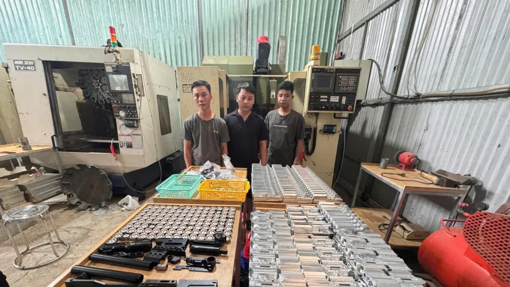 Các đối tượng và tang vật liên quan 